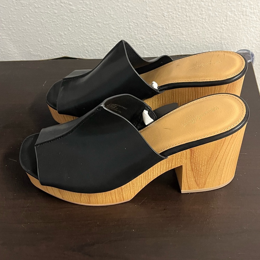 Chunky open toe clogs